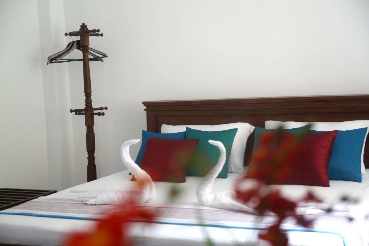 Reliance Hotel Boralesgamuwa エクステリア 写真
